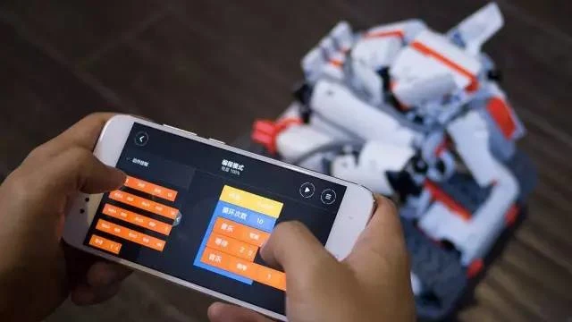 履带机甲组装教程_米兔机器人app官方免费下载_米兔积木机器人二代