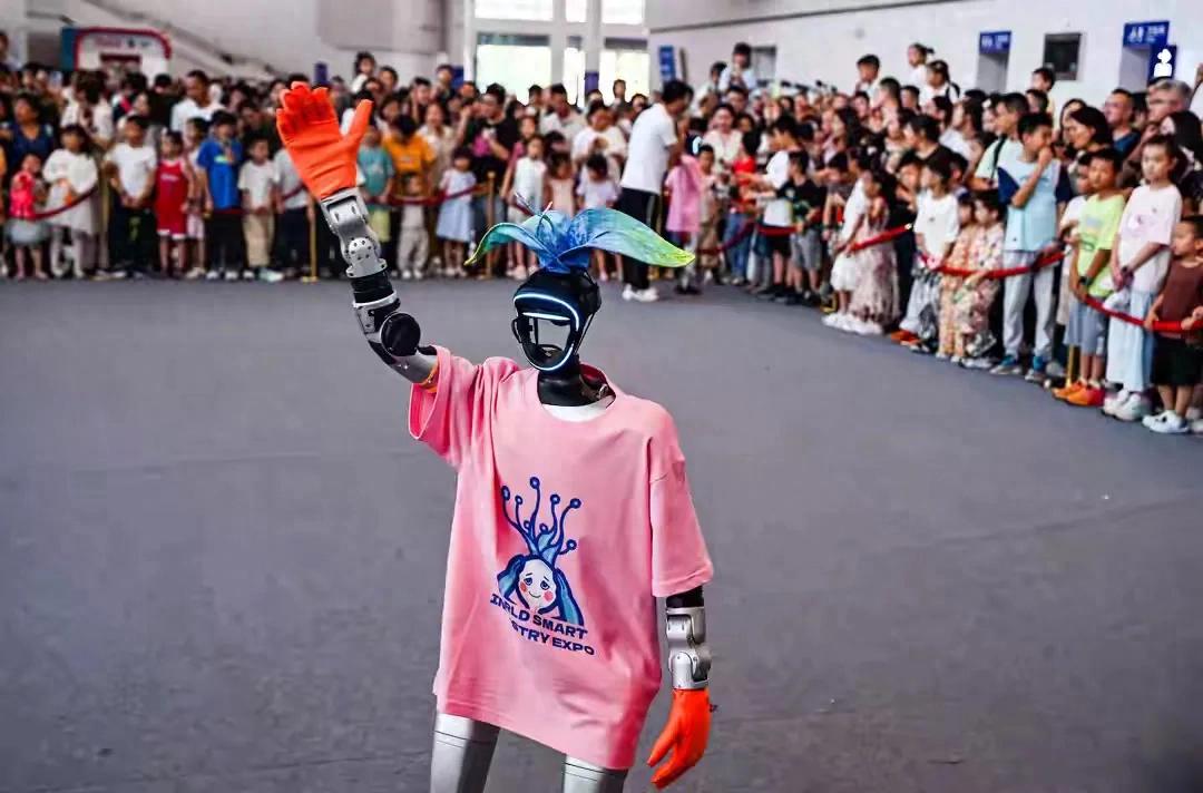 可以聊天的软件机器人_2025世界智能产业博览会 人形机器人 互动体验