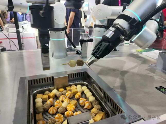 自动提号机器人系统_2025世界机器人大会_机器人全场景覆盖