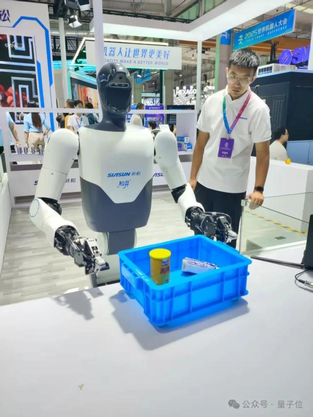 机器人全场景覆盖_2025世界机器人大会_自动提号机器人系统