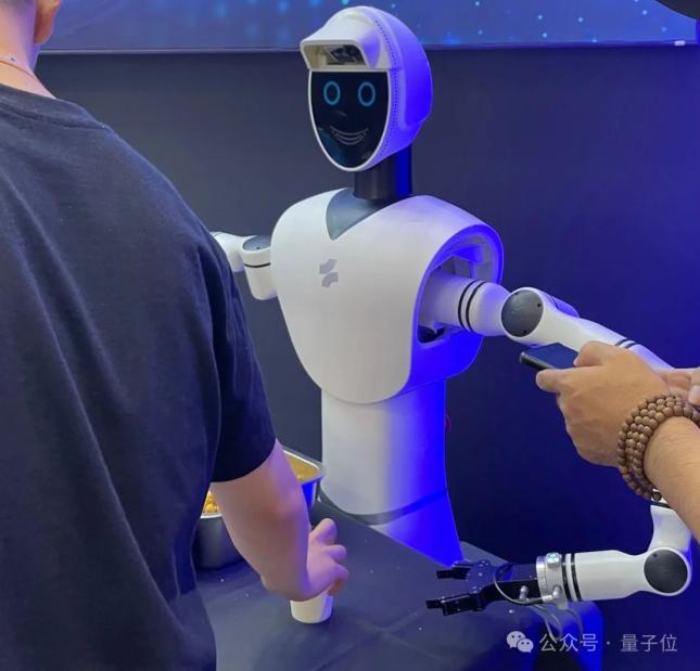 机器人全场景覆盖_2025世界机器人大会_自动提号机器人系统