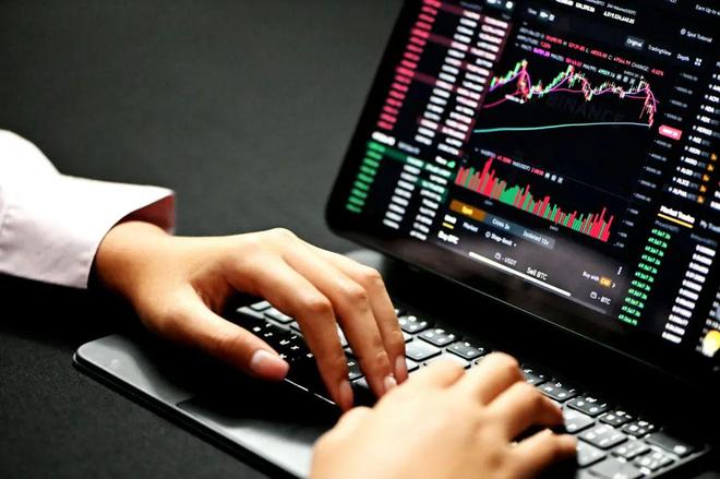 WhatsApp_2025年香港稳定币发展现状_香港稳定币条例对全球稳定币格局的影响