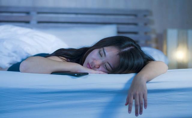 在床上可以玩手机吗_床上玩手机危害_手机睡眠质量影响