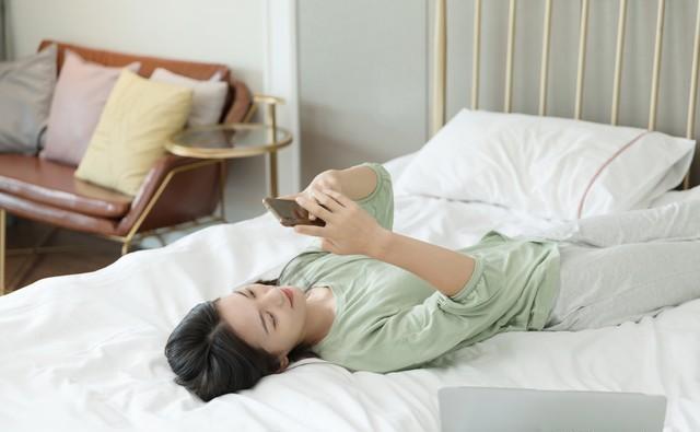 床上玩手机危害_在床上可以玩手机吗_手机睡眠质量影响