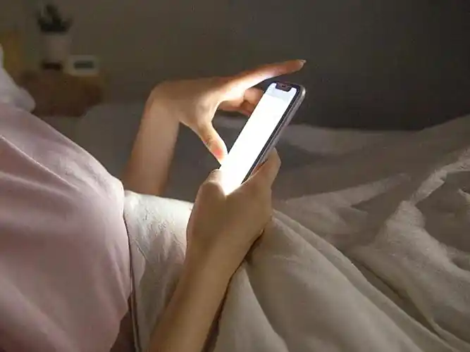 睡前玩手机危害_手机蓝光对眼睛的伤害_在床上可以玩手机吗