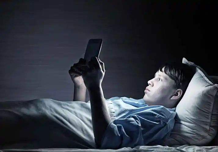 在床上可以玩手机吗_睡前玩手机危害_手机蓝光对眼睛的伤害