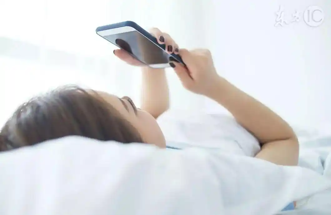 在床上可以玩手机吗_睡前玩手机危害_手机蓝光对眼睛的伤害
