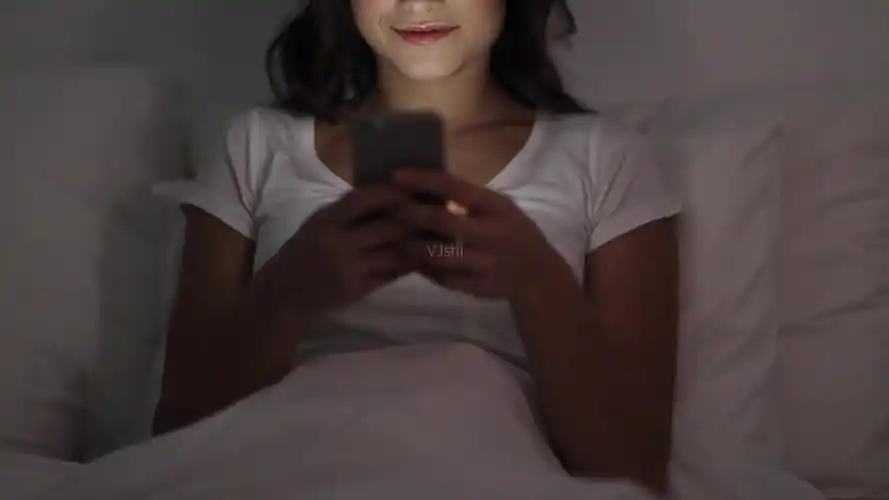 手机蓝光对眼睛的伤害_睡前玩手机危害_在床上可以玩手机吗